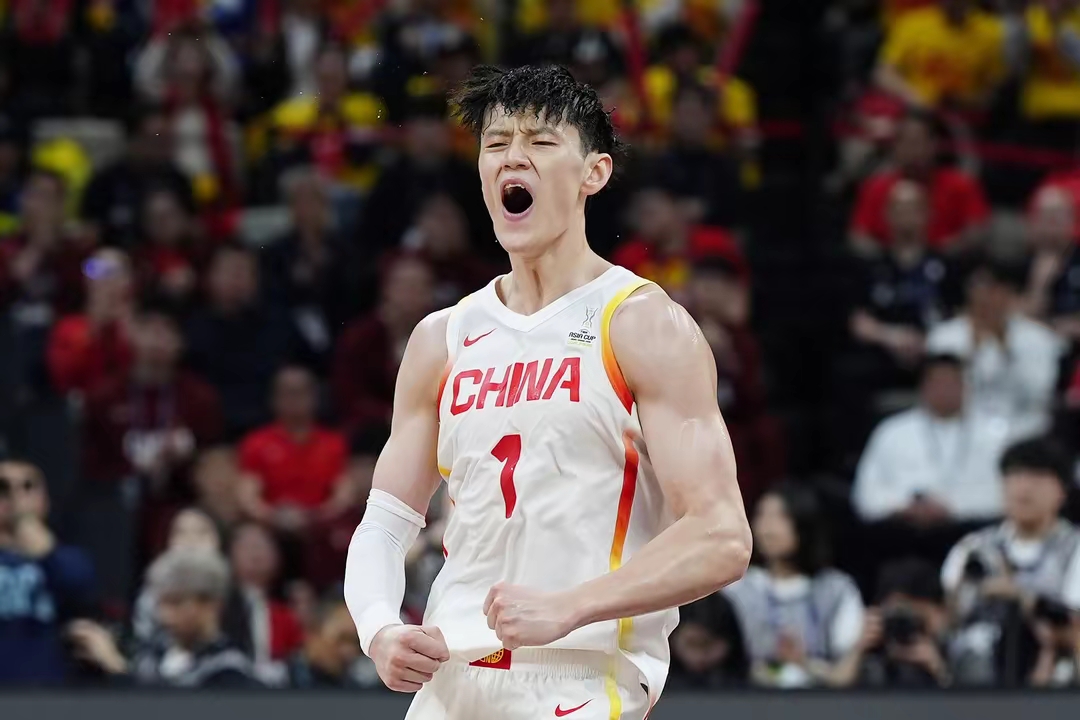 河南男篮在比赛中表现出团结力量，击败对手